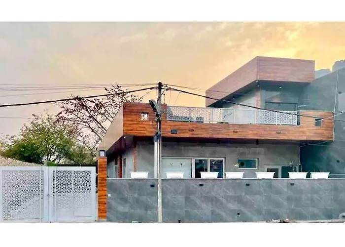 Amber - 5 Bedroom Villa, Garden In Rohini, Delhi