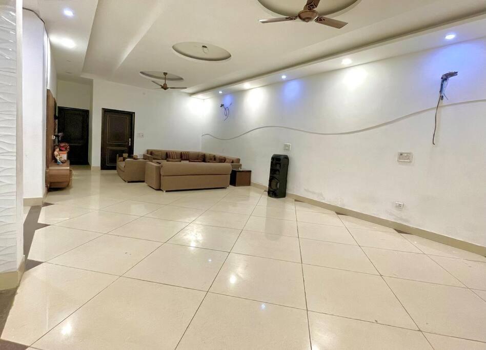 Amber - 5 Bedroom Villa, Garden In Rohini, Delhi Villa New Delhi