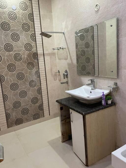 Amber - 5 Bedroom Villa, Garden In Rohini, Delhi Villa